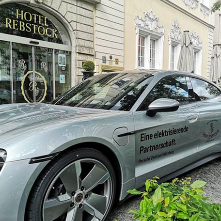Taycan-Wochenende im Hotel Rebstock Porsche Taycan vor der Tür unseres Hotel Rebstock