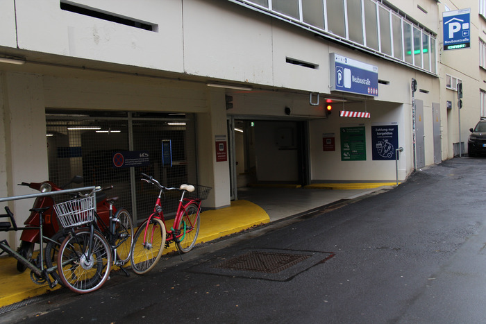 Zufahrt öffentliches Parkhaus